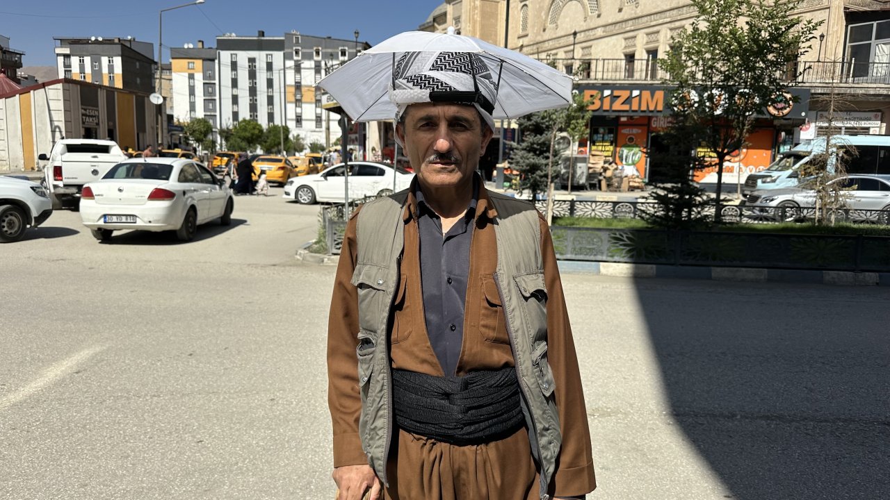 Yüksekova'da bir fenomen: Hasan Amca ve kafa şemsiyesi
