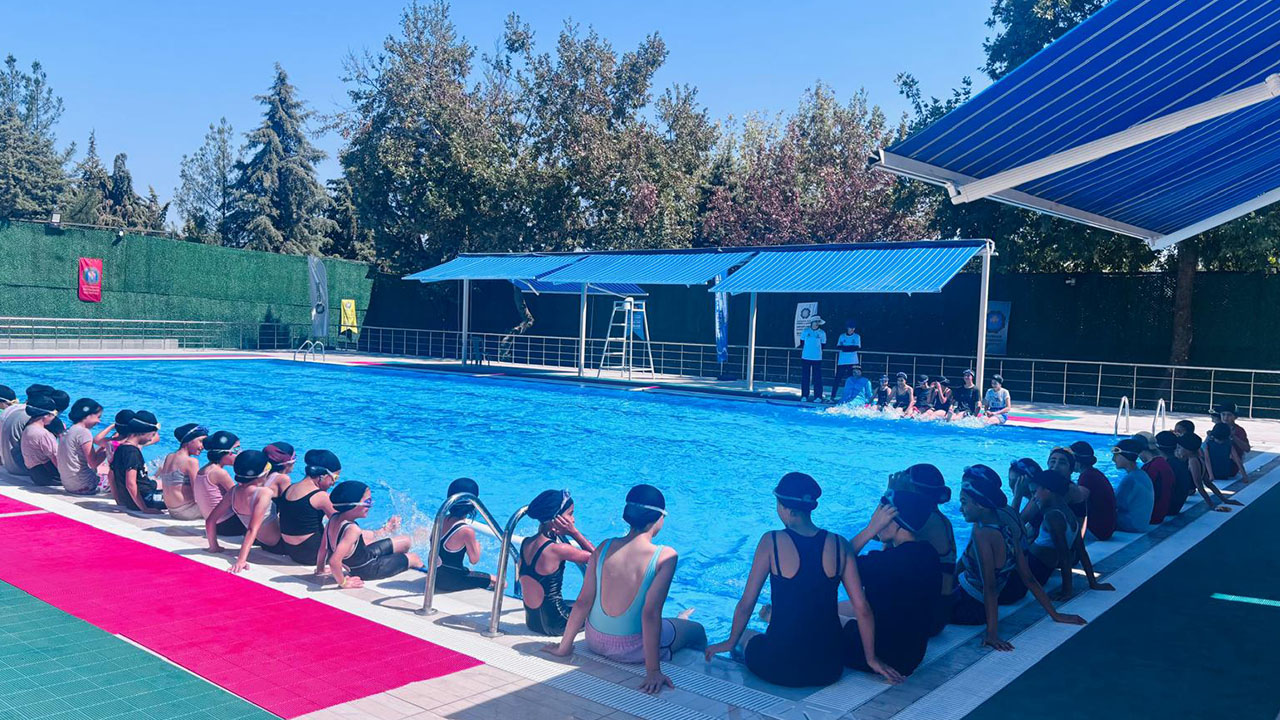 Diyarbakır’da çocuklara yüzme eğitimi