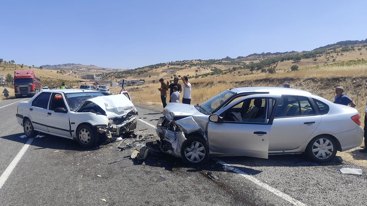 Diyarbakır'da iki otomobil kafa kafaya çarpıştı: 2 yaralı