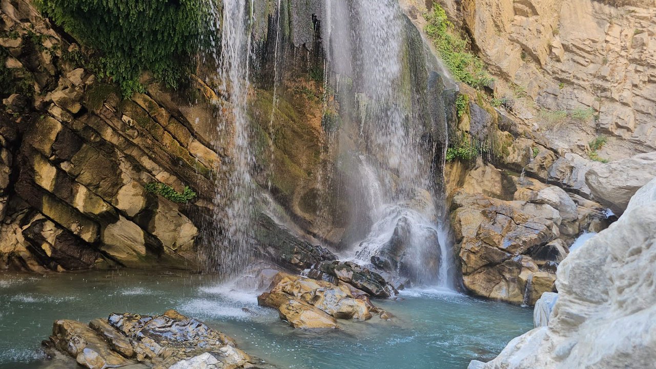 Hakkari Kaval Şelalesi'ne turistlerden yoğun ilgi