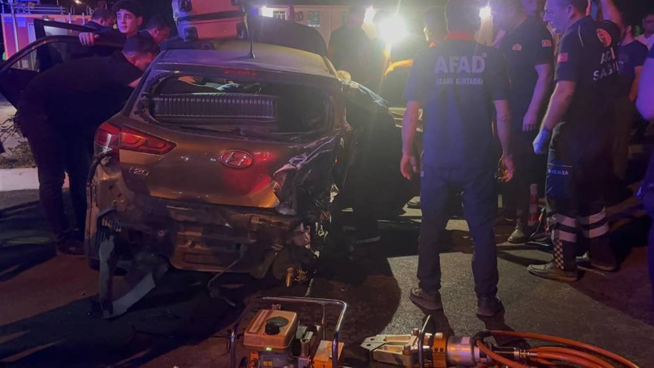 Erzincan’da zincirleme kaza: Güçlükle kurtarıldılar