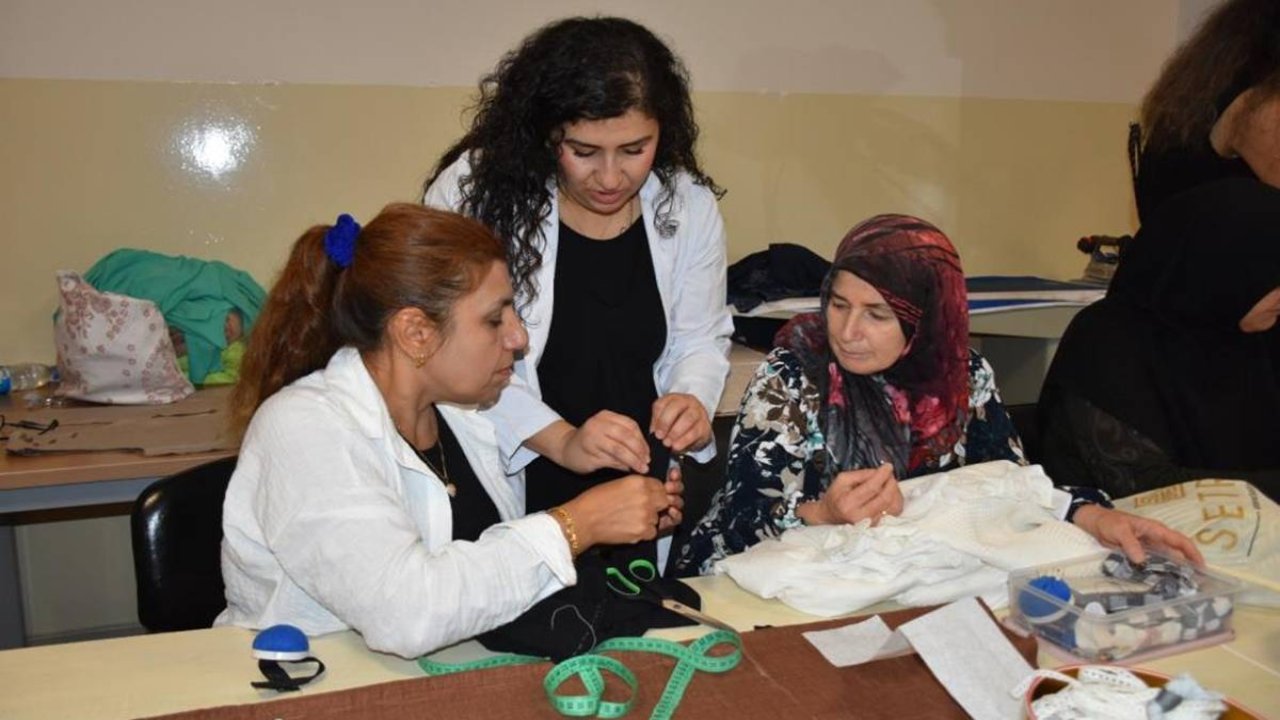 Gaziantepli kadınlar giyim kursuyla hem üretiyor hem kazanıyor