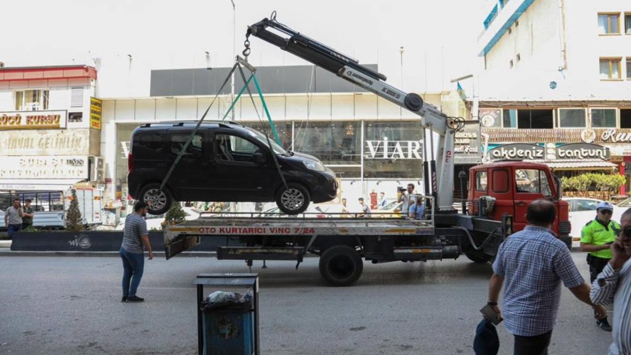 Van’da yaya geçitlerine park edilen araçlar çekiciyle kaldırıldı