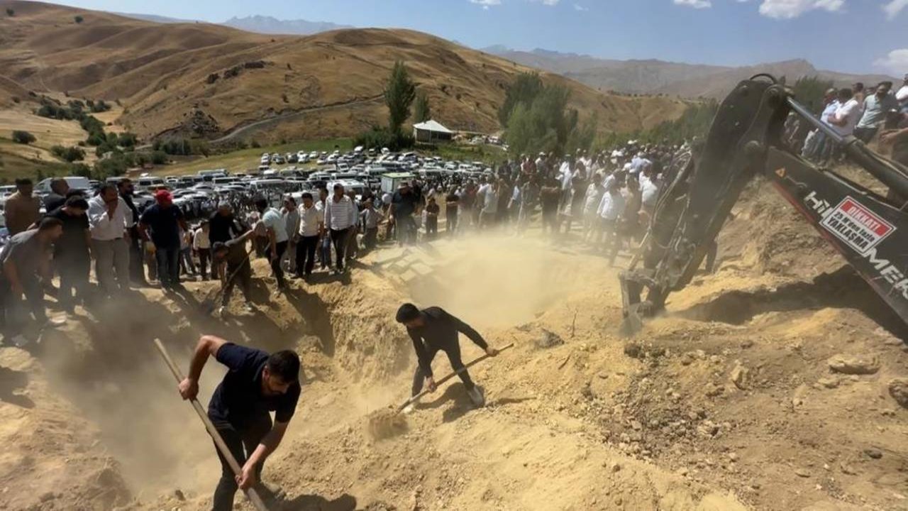 Hakkâri’de feci kaza: Aynı aileden 5 kişi toprağa verildi