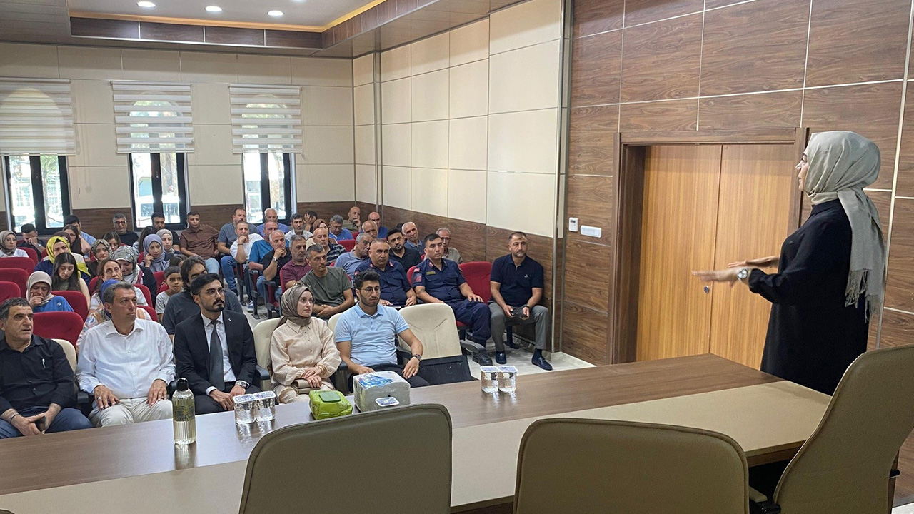 Elazığ'da 'Aşı Karşıtlığı' konulu konferans düzenlendi