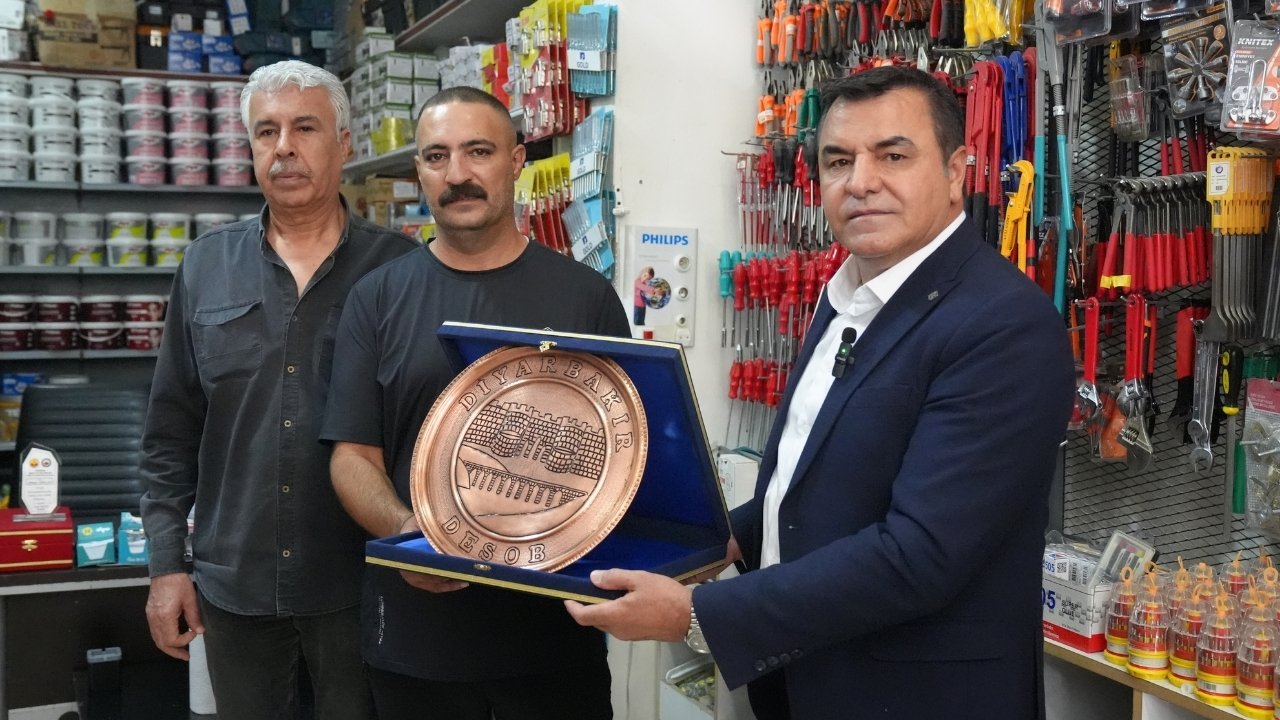 Diyarbakır’da çocuğu kurtaran esnafa plaket verildi