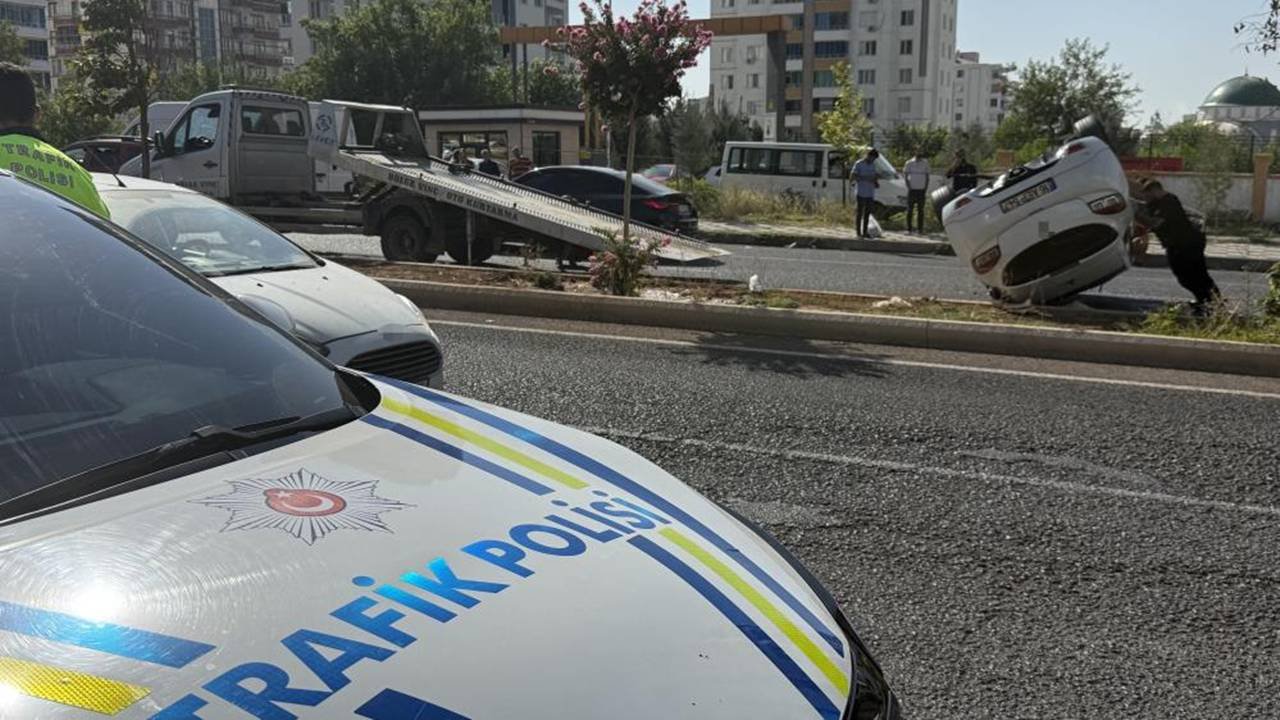 Diyarbakır’da kaza: Otomobil refüje çıktı