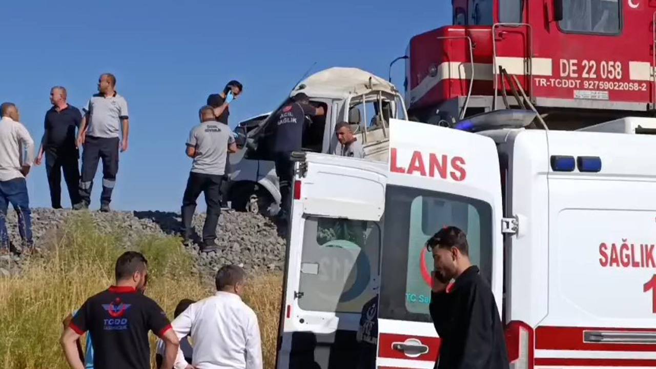 Elazığ'da tren kamyonete çarptı: 1 kişi yaralandı