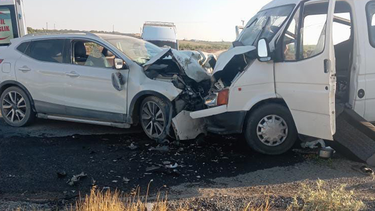 Tarım işçilerini taşıyan minibüs otomobille çarpıştı: 15 yaralı