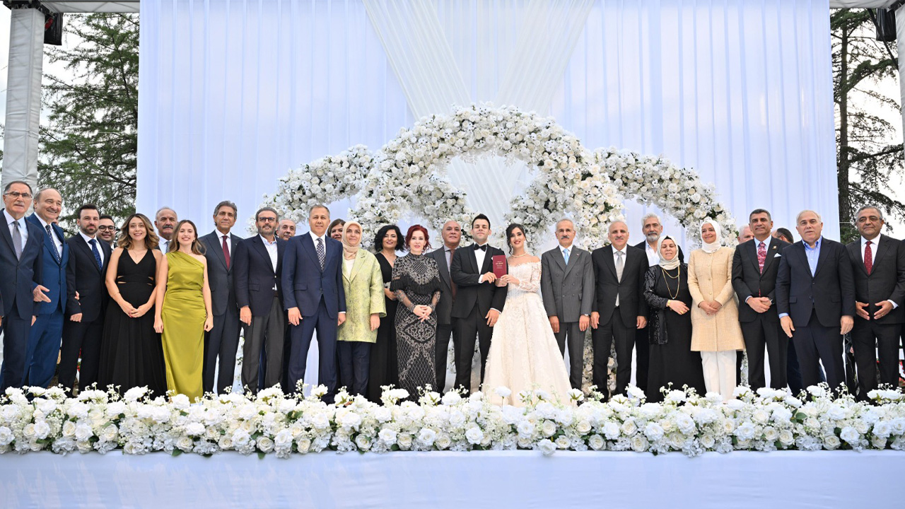 Diyarbakır Valisinin oğlunun düğününe tebrik yağdı