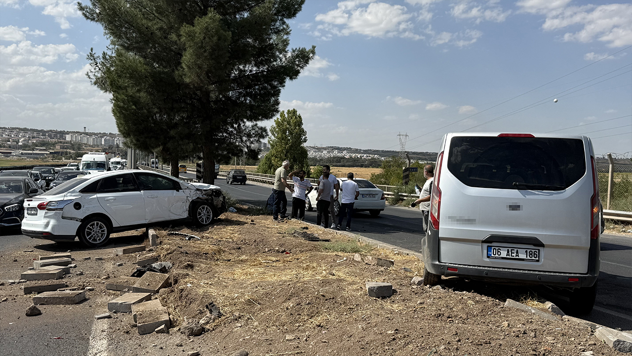 Diyarbakır’da kamyonet, çarptığı otomobili karşı yola fırlattı