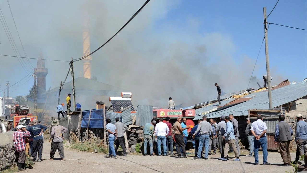 Kars’ta korkutan yangın: 2 ev 2 samanlık yandı