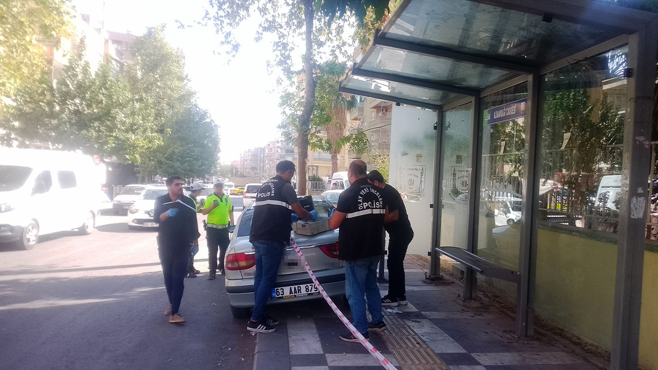 Şanlıurfa'da otomobil durakta bekleyenlere çarptı: 1 ölü, 3 yaralı