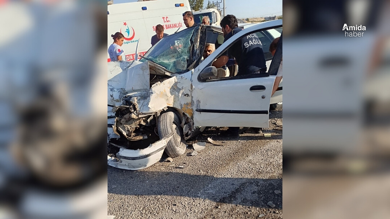 Adıyaman’da otomobil ile tır çarpıştı: 2 yaralı