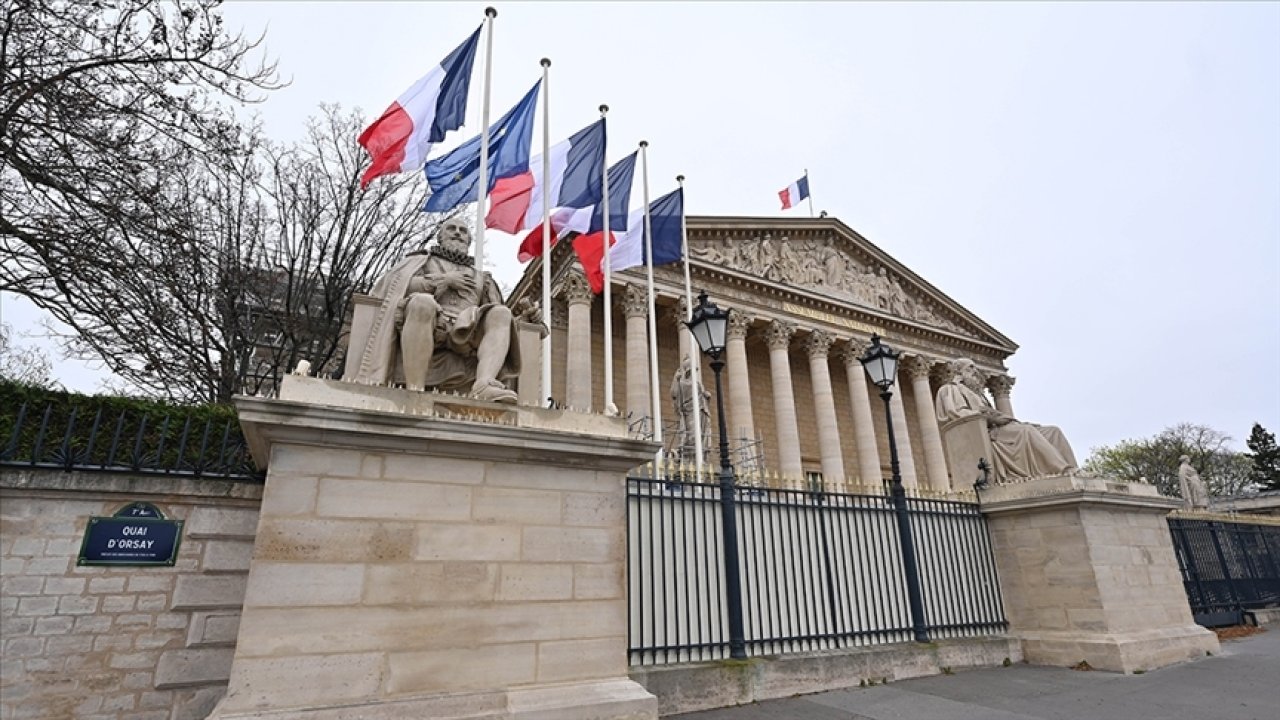 Fransa’da Bayrou hükümeti güvenoyu alamadı ve düştü
