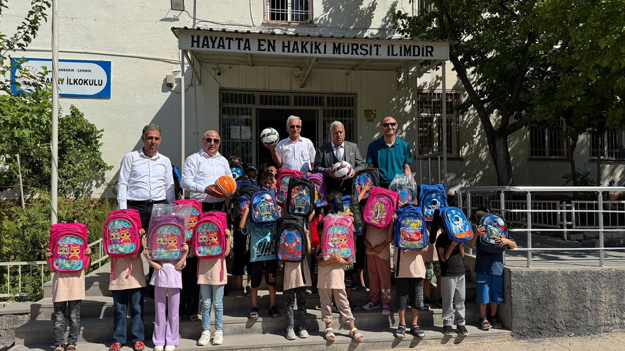 Diyarbakır'da 82 okuldaki öğrencilere kırtasiye malzemesi desteği