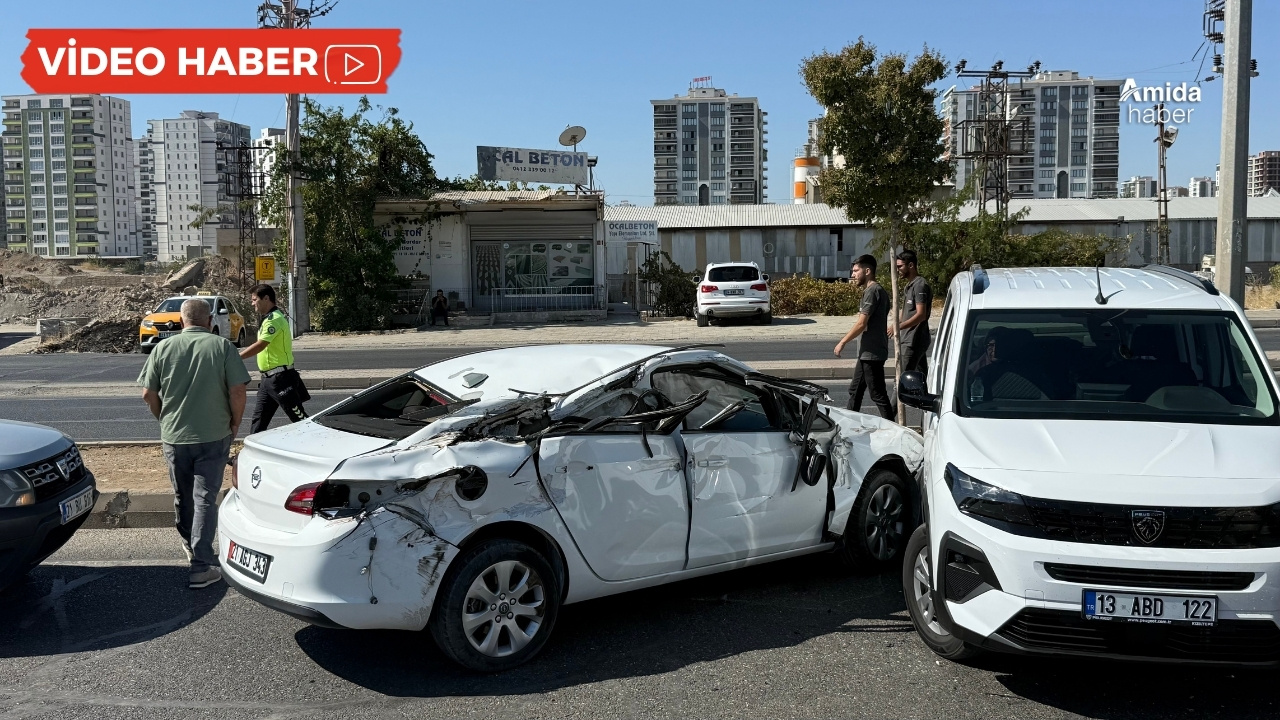 Diyarbakır’da trafik kazası: Asfalt paleti otomobili biçti