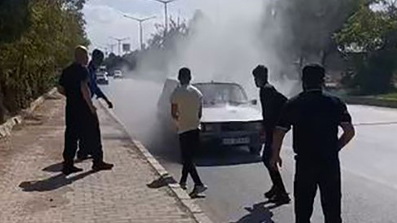 Muş'ta yanan otomobile beton mikseriyle müdahale edildi