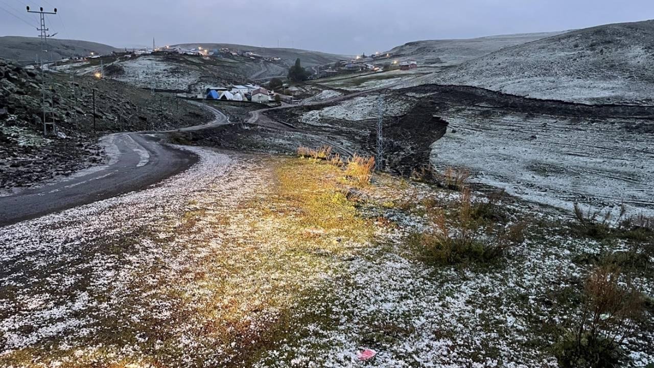 Ardahan'da dolu yağışı hayatı felç etti