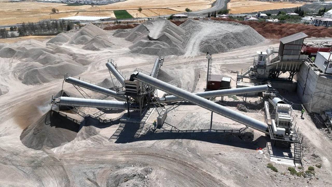 Kahramanmaraş’ta deprem enkazı ayrıştırılıyor