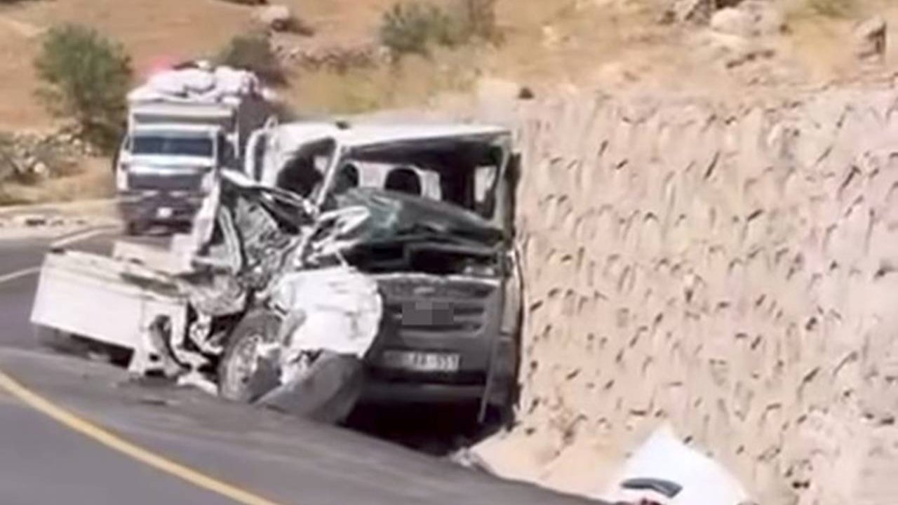 Van’da freni boşalan tır park halindeki kamyonete çarptı