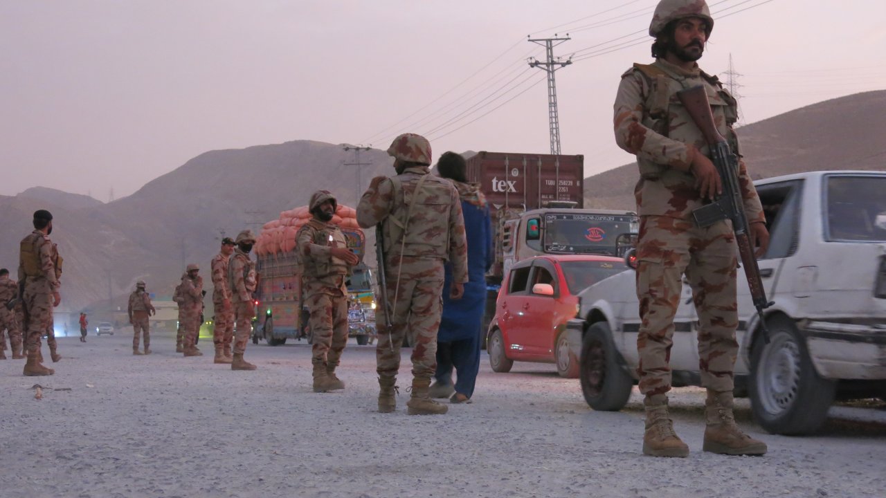 Pakistan'da kanlı saldırı: Askeri konvoy pusuya düşürüldü