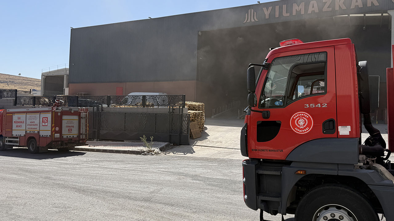 Gaziantep'te fabrika yangını: 2 işçi dumandan etkilendi