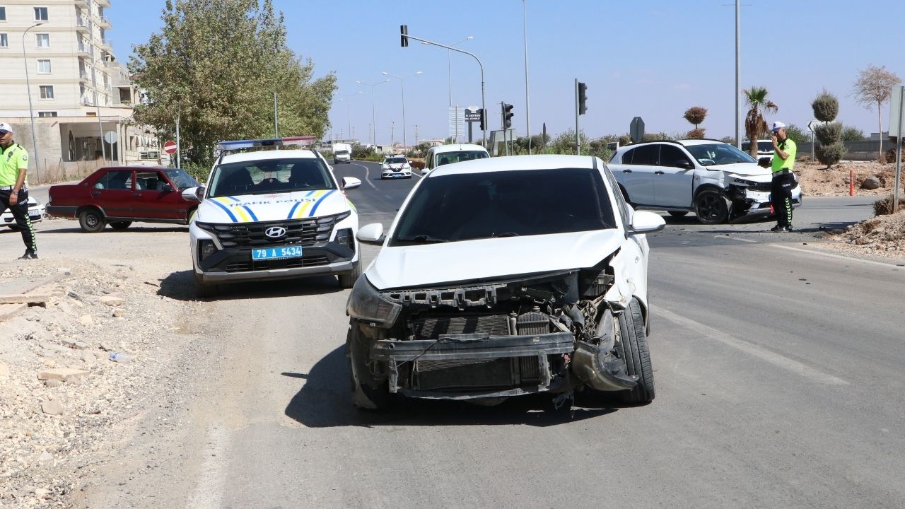 Kilis'te trafik kazası: İki otomobil çarpıştı