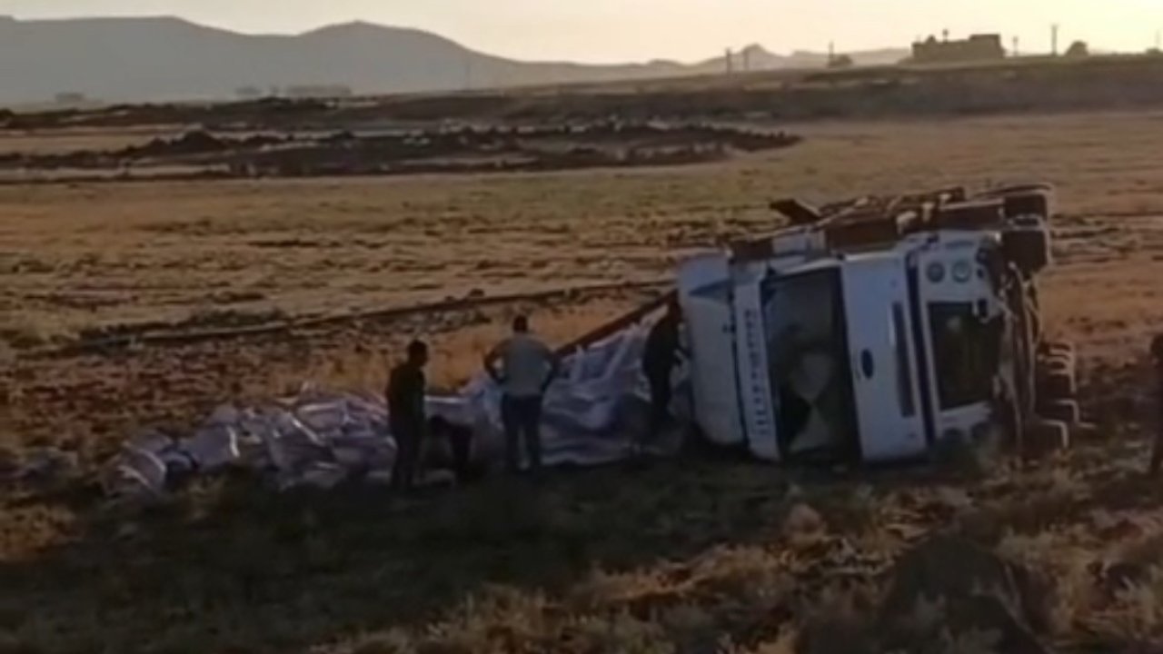 Mardin'de trafik kazası: Tır şarampole devrildi