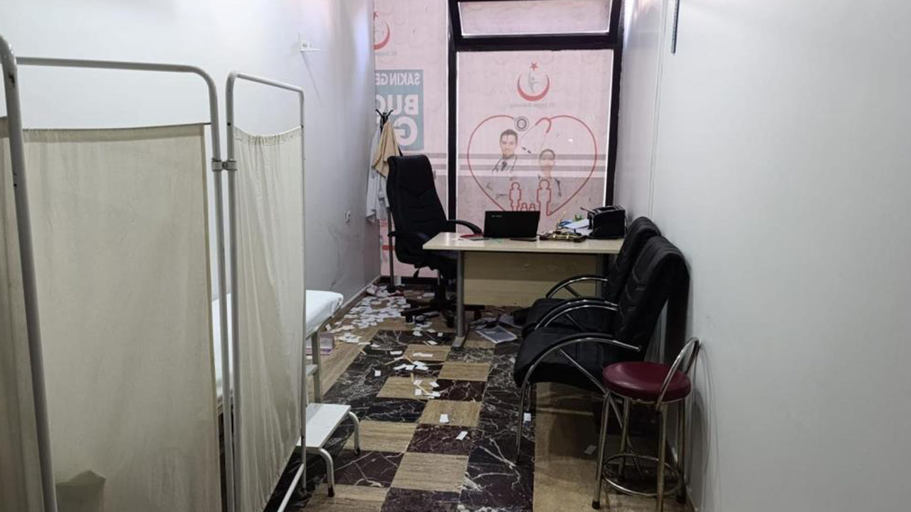 Mardin’de hasta yakını sıra isteyen doktora saldırdı