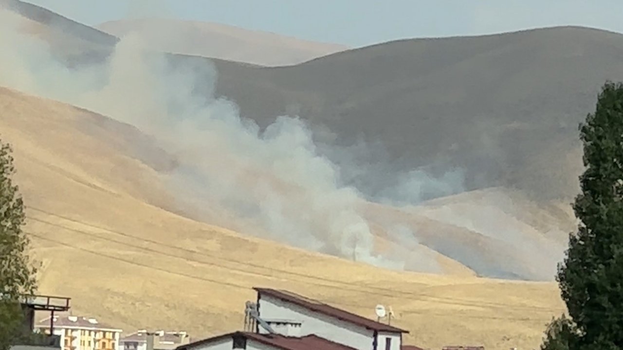 Hakkari'de anız yangını: Ekiplerin mücadelesi devam ediyor