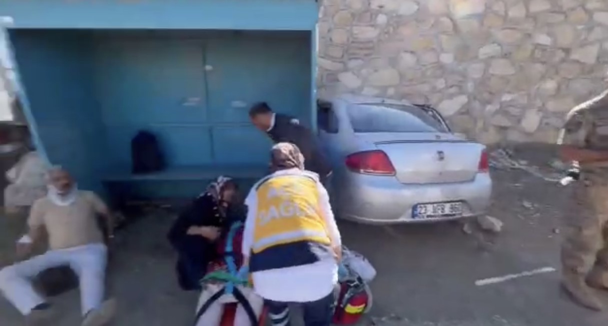 Elazığ'da kaza: Otomobil durağa daldı