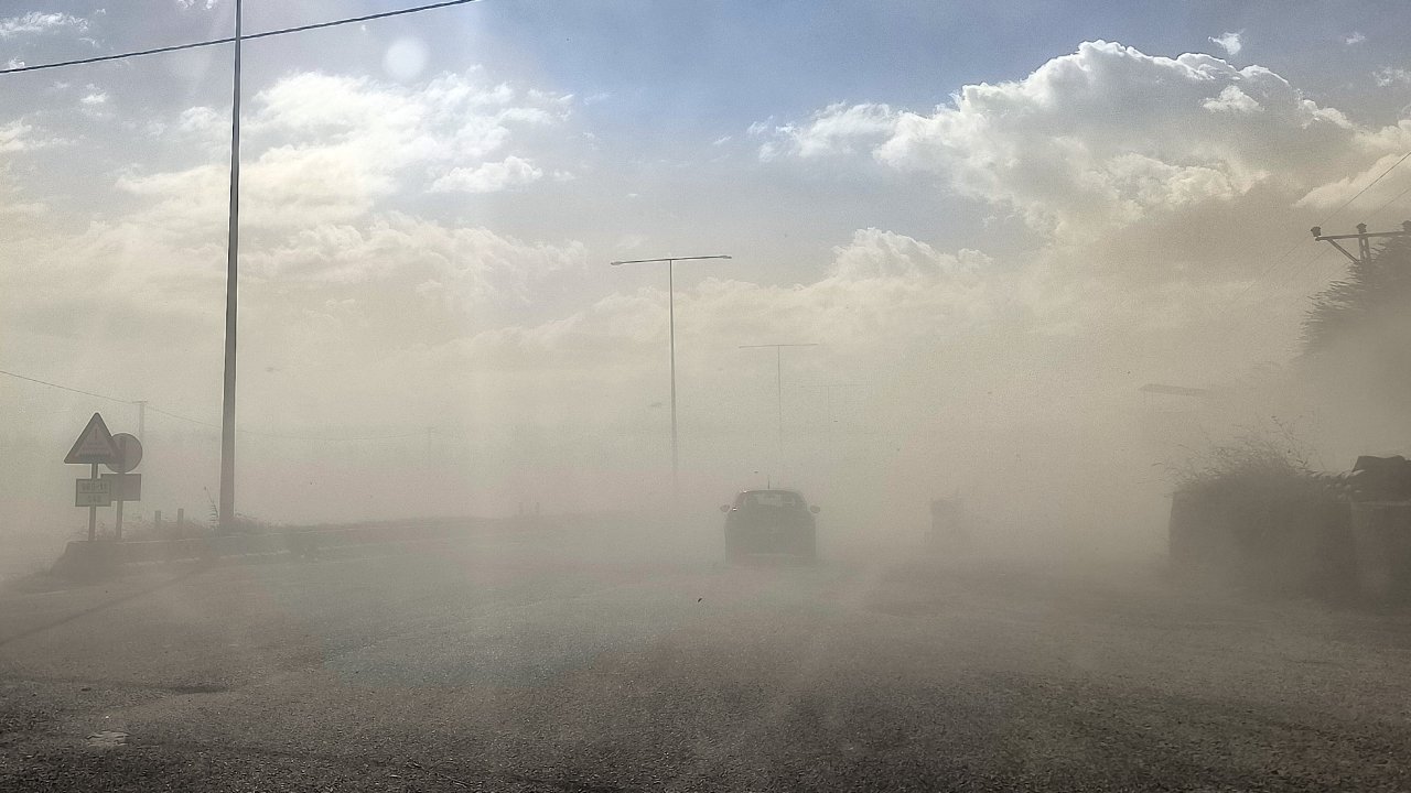 Bitlis'te toz fırtınası: Adilcevaz-Ahlat yolu kapandı