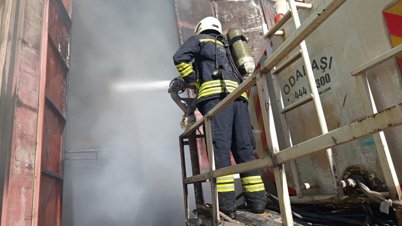 Diyarbakır'da otomobil parçaları deposunda yangın