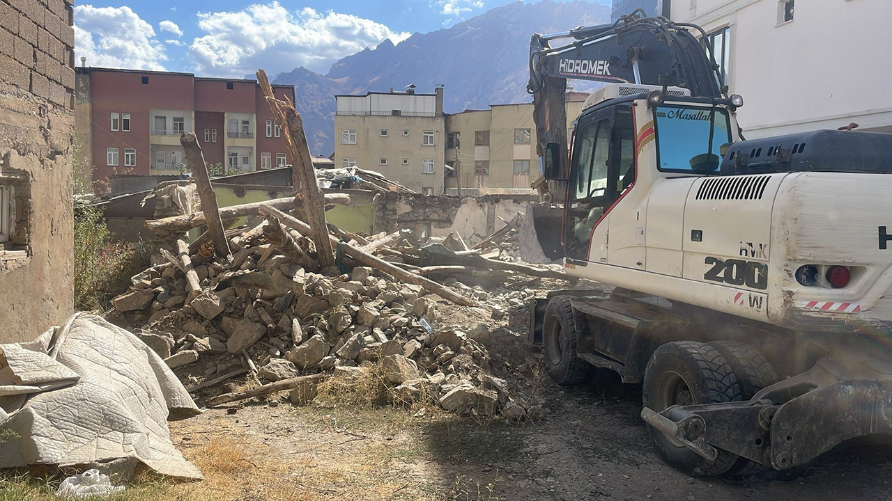 Hakkari’deki metruk binaların yıkımı başladı