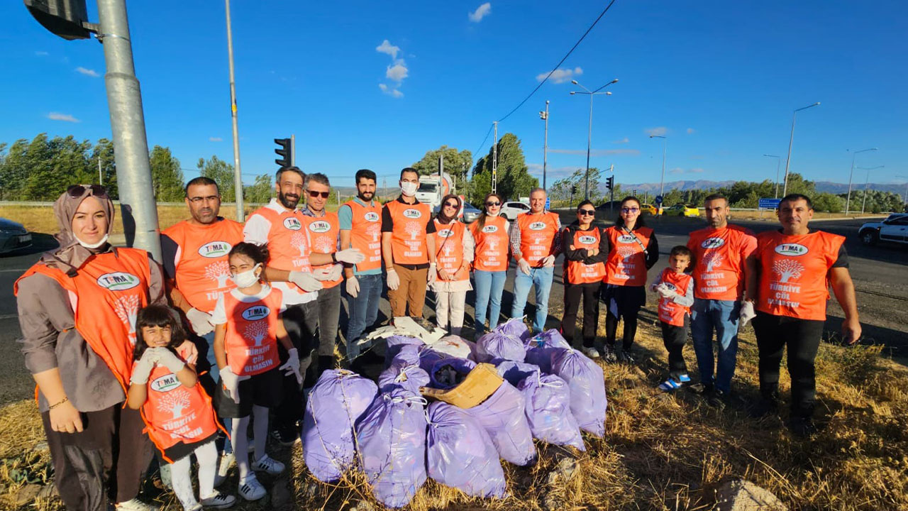 Bingöl’de gönüllüler çevre temizliği yaptı