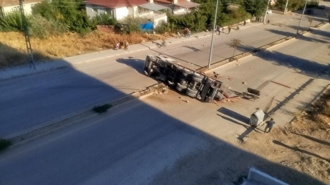 Elazığ'da tır kazası: Refüje çarptı, devrildi
