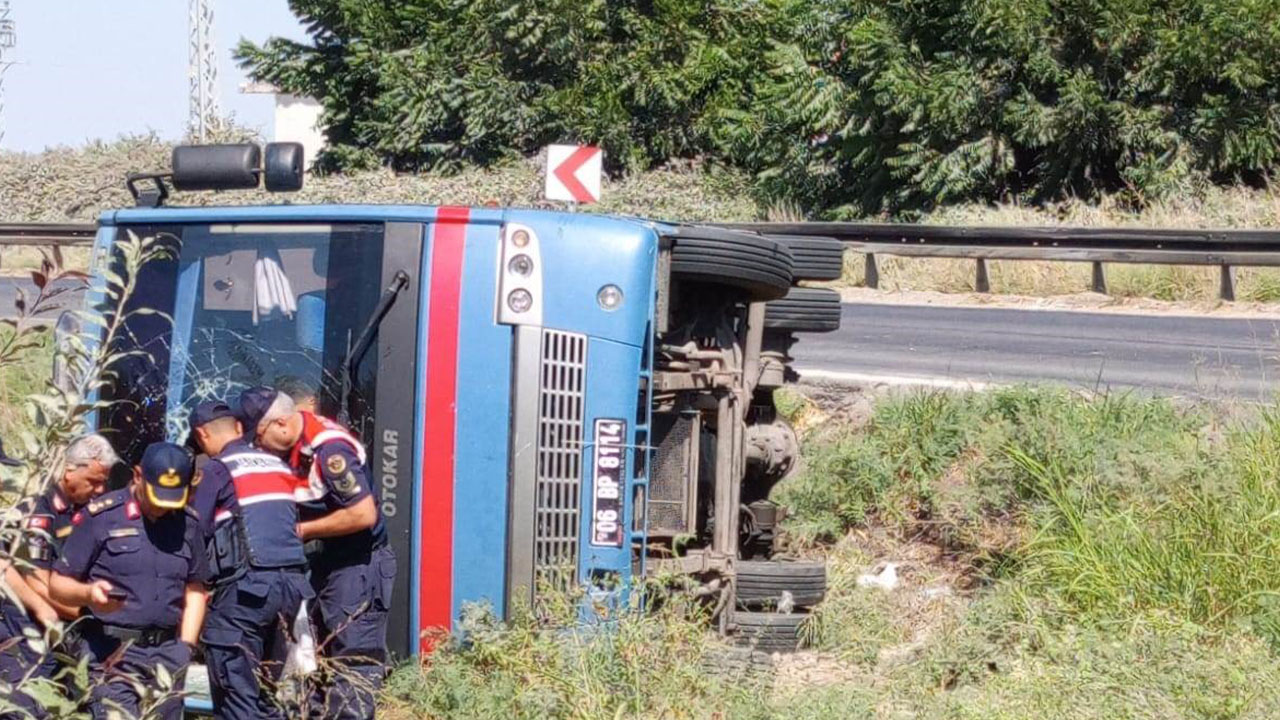 Mersin’de cezaevi ring aracı devrildi: 12 yaralı