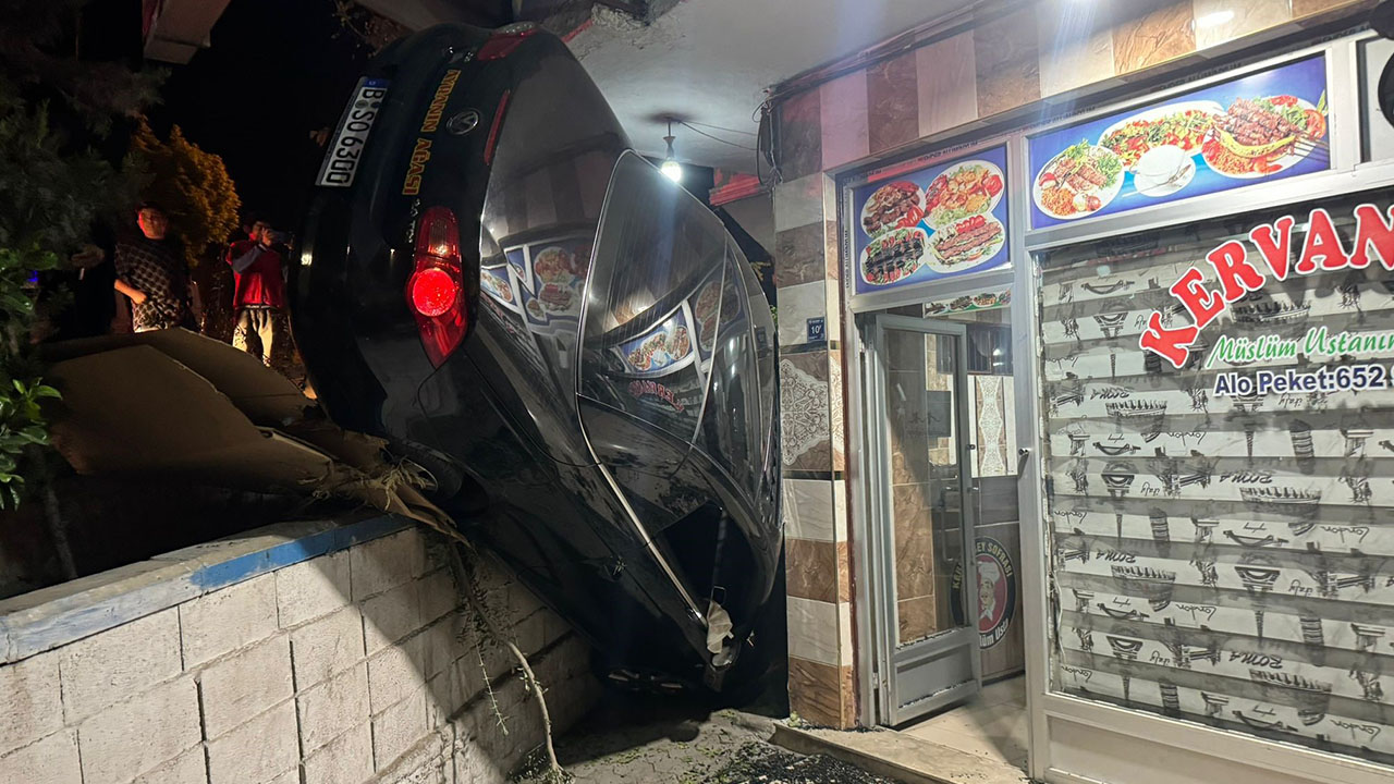 Şanlıurfa’da fren yerine gaza basan sürücü lokantaya daldı