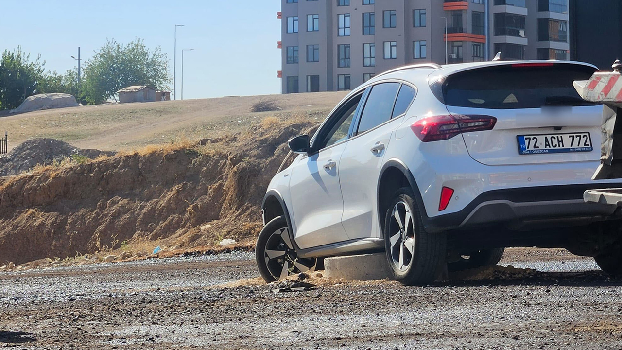 Batman'da otomobil yol üzerindeki rögara çıktı