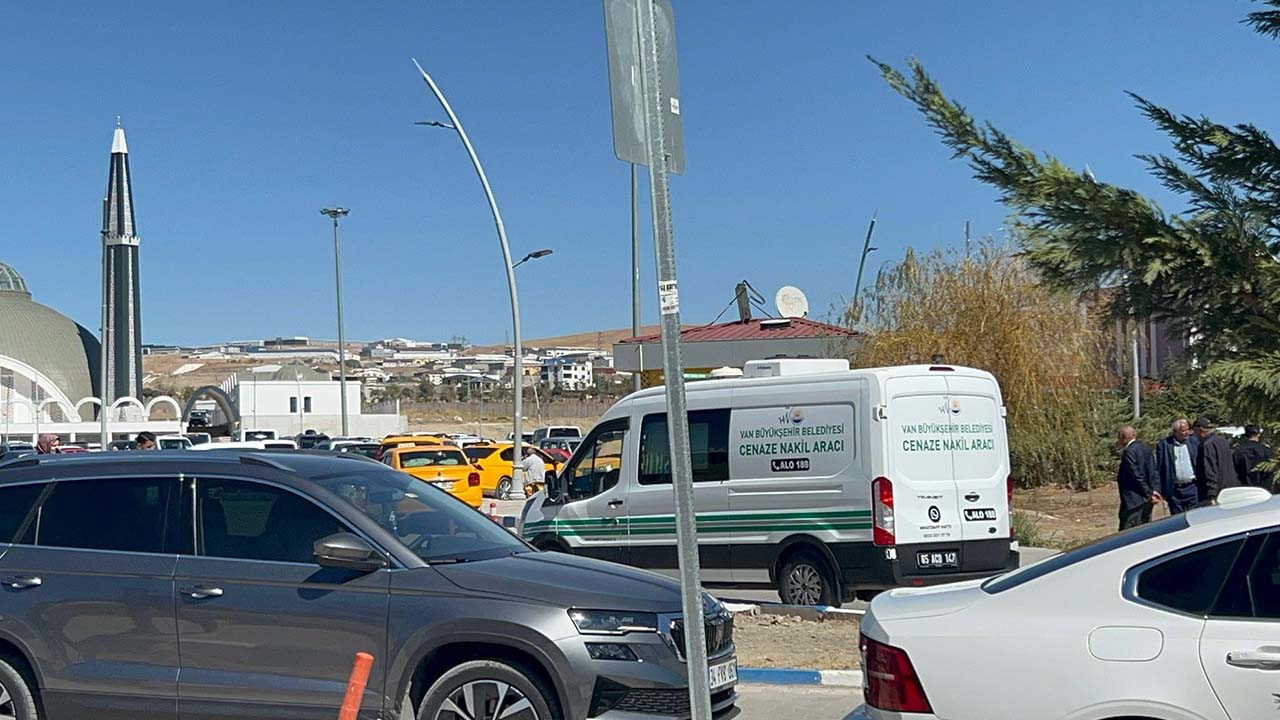 Van’da barışmaya giderken öldürülen anne ve oğulları defnedildi