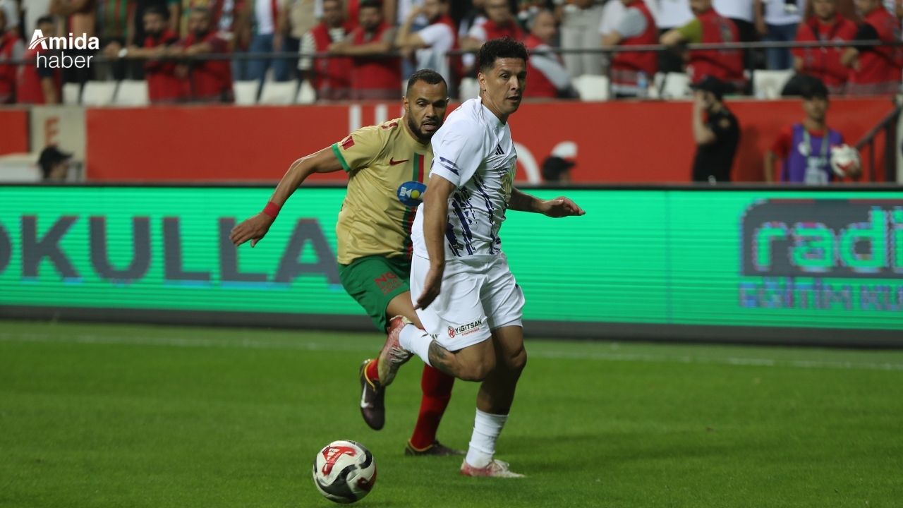 Mehmet Yeşil Amedspor’un hocasını ipten aldı