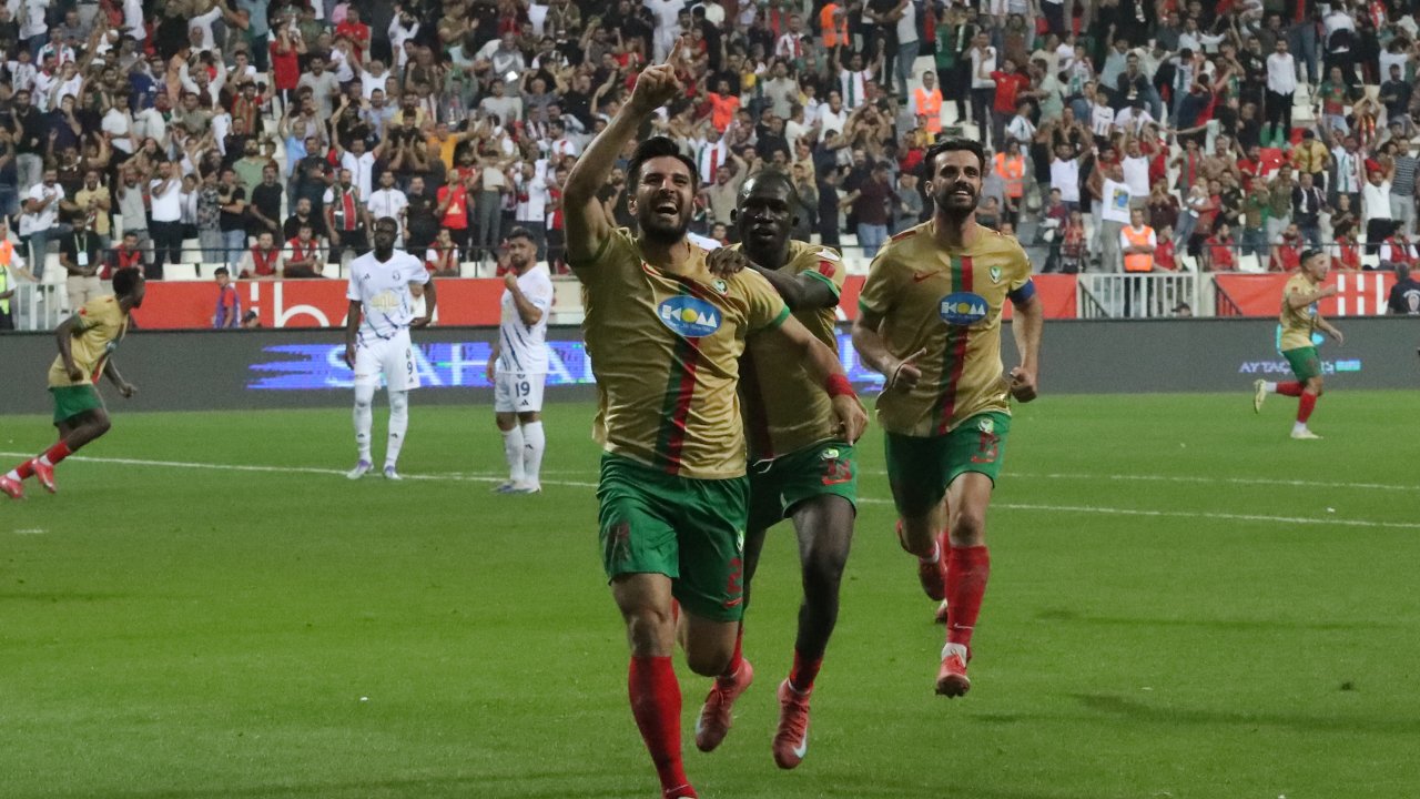 Mehmet Yeşil Amedspor’un hocasını ipten aldı