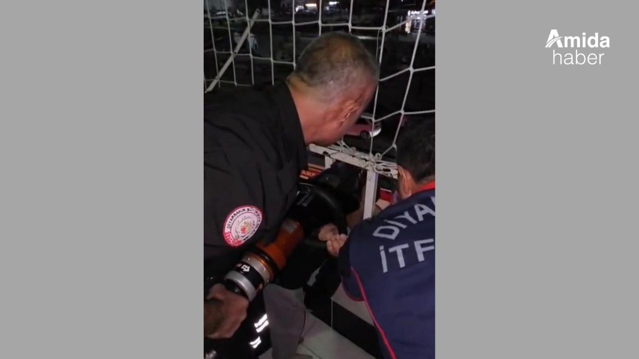 Diyarbakır'da itfaiye, balkona sıkışan çocuğu kurtardı