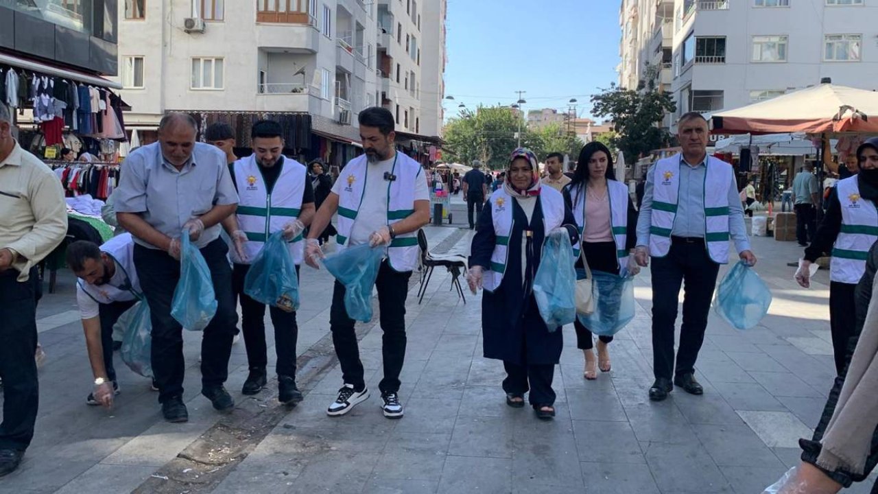 Diyarbakır’da AK Partili başkan temizlik kampanyasına katıldı