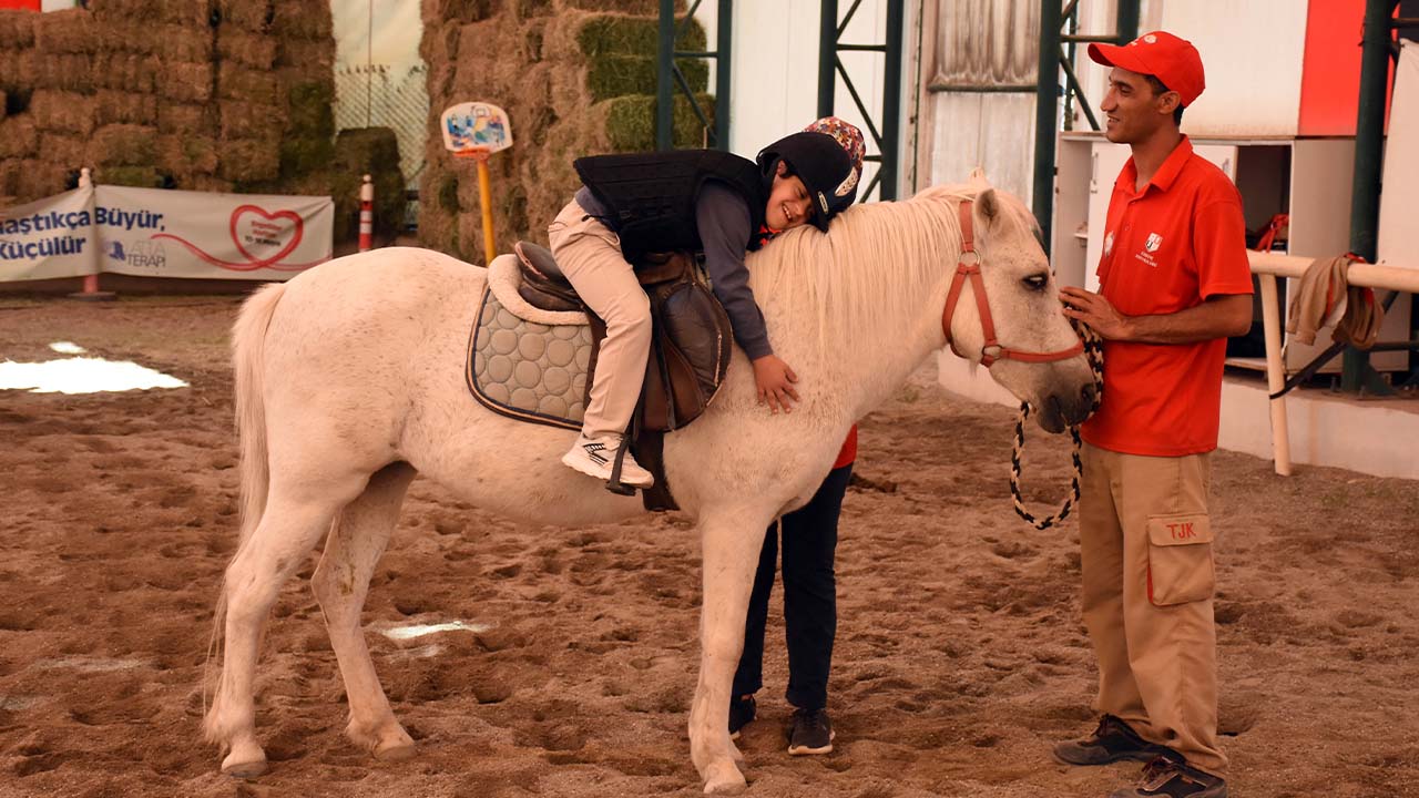 Diyarbakır’da özel çocuklara her Çarşamba atla terapi desteği