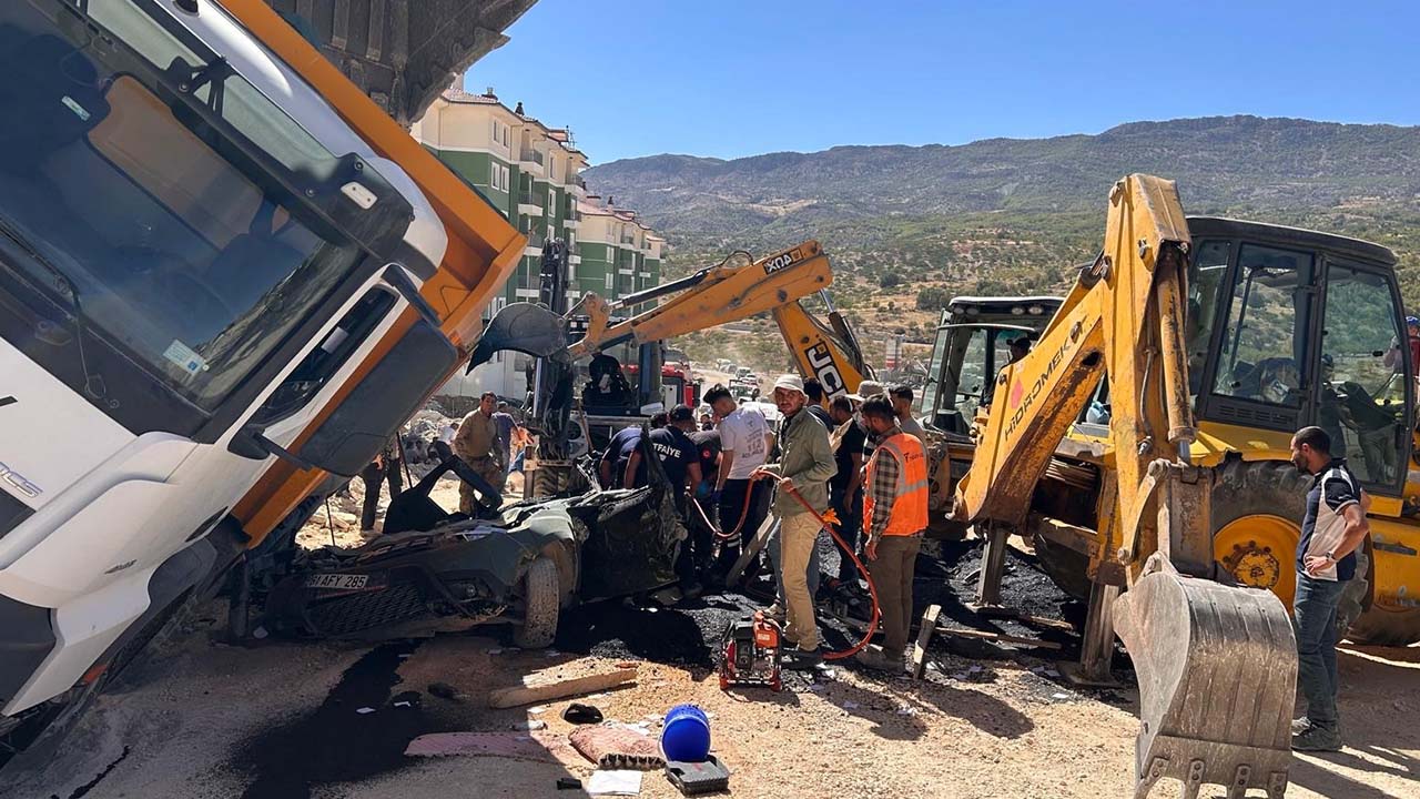 Üzerine kamyon devrilen otomobilin sürücüsü yaşamını yitirdi