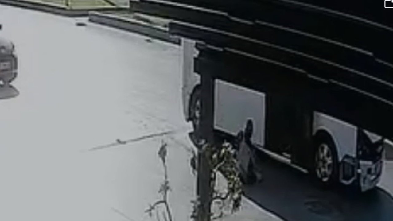Minibüslerin tehlikeli yolculuğu: Öğrenci yere düştü