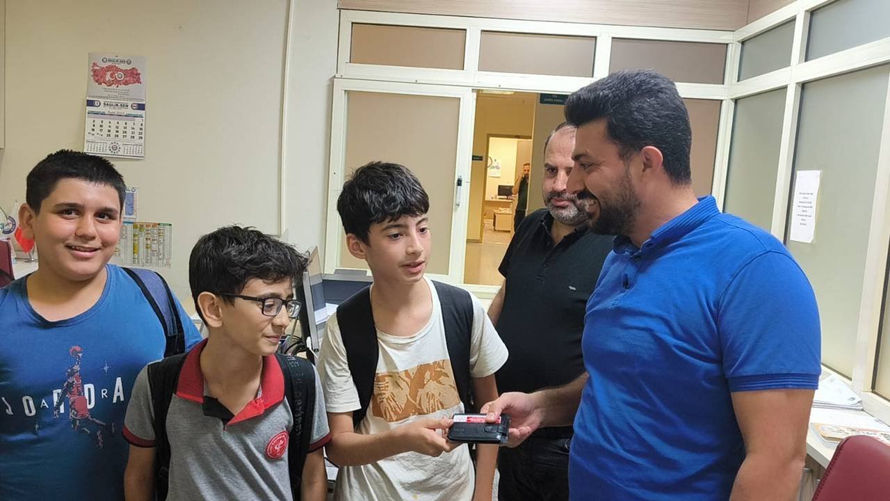 Öğrenciler camide buldukları cüzdanı sahibine ulaştırdı