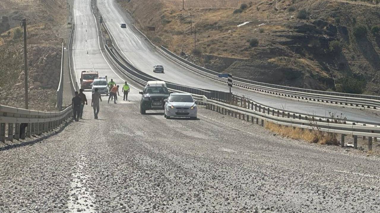 Adıyaman’da yola dökülen mıcır kazaya neden oldu